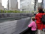 Люди у мемориала и музея в Нью-Йорк на месте теракта 11 сентября Люди у мемориала и музея в Нью-Йорк на месте теракта 11 сентября
