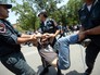Сотрудники полиции задерживают участника акции протеста в Ереване Сотрудники полиции задерживают участника акции протеста в Ереване