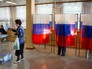 Избиратели голосуют на избирательном участке Избиратели голосуют на избирательном участке