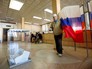 Избиратель голосует на избирательном участке Избиратель голосует на избирательном участке