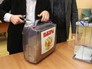 Члены избирательной комиссии считают голоса на избирательном участке Члены избирательной комиссии считают голоса на избирательном участке
