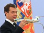 Дмитрий Медведев получил в подарок макет самолета на церемонии награждения государственными наградами девяти членов экипажа Ту-154, совершившего в сентябре экстренную посадку в тайге в районе Ижмы Дмитрий Медведев получил в подарок макет самолета на церемонии награждения государственными наградами девяти членов экипажа Ту-154, совершившего в сентябре экстренную посадку в тайге в районе Ижмы