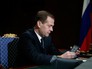 Председатель правительства РФ Дмитрий Медведев в подмосковной резиденции "Горки" рассматривает российское изобретение — смартфон с жидкокристаллическим экраном, которое во время встречи продемонстрировал премьер-министру РФ генеральный директор Государственной корпорации "Ростехнологии" Сергей Чемезов Председатель правительства РФ Дмитрий Медведев в подмосковной резиденции "Горки" рассматривает российское изобретение — смартфон с жидкокристаллическим экраном, которое во время встречи продемонстрировал премьер-министру РФ генеральный директор Государственной корпорации "Ростехнологии" Сергей Чемезов