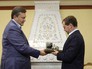 Виктор Янукович в качестве подарка передал президенту России Дмитрию Медведеву миниатюрную копию автомобиля "Победа" Виктор Янукович в качестве подарка передал президенту России Дмитрию Медведеву миниатюрную копию автомобиля "Победа"