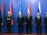 Слева направо: Президент Армении Серж Саргсян, Президент Белоруссии Александр Лукашенко, Президент Казахстана Нурсултан Назарбаев, Президент Таджикистана Эмомали Рахмон, Владимир Путин, Президент Киргизии Алмазбек Атамбаев. Слева направо: Президент Армении Серж Саргсян, Президент Белоруссии Александр Лукашенко, Президент Казахстана Нурсултан Назарбаев, Президент Таджикистана Эмомали Рахмон, Владимир Путин, Президент Киргизии Алмазбек Атамбаев.