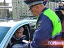Инспектор ДПС проверяет документы Инспектор ДПС проверяет документы