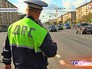 Инспектор ДПС проверяет документы Инспектор ДПС проверяет документы