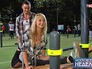 Люди занимаются на спортивной площадке Люди занимаются на спортивной площадке