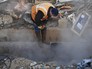 Сотрудники коммунальных служб ликвидируют прорыв магистрального трубопровода теплотрассы Сотрудники коммунальных служб ликвидируют прорыв магистрального трубопровода теплотрассы