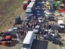 Активисты блокируют автомобильную трассу на границе Украины и Крыма Активисты блокируют автомобильную трассу на границе Украины и Крыма