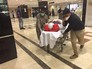 Сотрудники скорой помощи оказывают помощь пострадавшему Сотрудники скорой помощи оказывают помощь пострадавшему