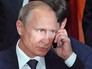 Владимир Путин говорит по телефону Владимир Путин говорит по телефону