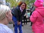 Биологическая мать девочки и приёмные родители Биологическая мать девочки и приёмные родители