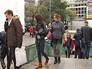 Люди выходят из метро Люди выходят из метро