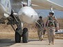 Российские летчики перед полетом у самолета Су-24 на авиабазе "Хмеймим" в Сирии Российские летчики перед полетом у самолета Су-24 на авиабазе "Хмеймим" в Сирии