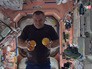 Космонавт показывает цирковые трюки на орбите МКС Космонавт показывает цирковые трюки на орбите МКС