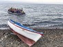 Мигранты переправляются в Европу на лодке Мигранты переправляются в Европу на лодке