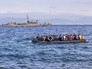Мигранты переправляются в Европу на лодке Мигранты переправляются в Европу на лодке