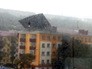Штормовой ветер срывает крышу с жилого дома Штормовой ветер срывает крышу с жилого дома