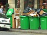 Переполненные мусорные баки в Париже Переполненные мусорные баки в Париже