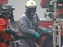 Пожарные работают на месте возгорания Пожарные работают на месте возгорания