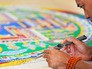 Монахи рисуют мандалу Монахи рисуют мандалу