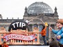 Протест против торгового соглашения США и ЕС в Берлине Протест против торгового соглашения США и ЕС в Берлине