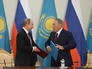 Президент России Владимир Путин и президент Казахстана Нурсултан Назарбаев во время подписания совместных документов Президент России Владимир Путин и президент Казахстана Нурсултан Назарбаев во время подписания совместных документов