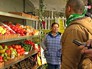 Участники экологической акции возле овощной палатки Участники экологической акции возле овощной палатки