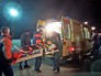 Сотрудники МЧС передают медикам пострадавших Сотрудники МЧС передают медикам пострадавших