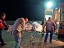 Сотрудники МЧС передают медикам пострадавших Сотрудники МЧС передают медикам пострадавших
