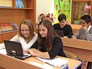 Школьники с электронными учебниками Школьники с электронными учебниками