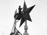 Рабочие ремонтируют кремлевские звезды Рабочие ремонтируют кремлевские звезды