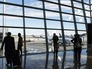 Пассажиры в терминале аэропорта Пассажиры в терминале аэропорта
