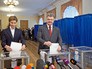 Президент Украины Пётр Порошенко с супругой голосуют на выборах Президент Украины Пётр Порошенко с супругой голосуют на выборах