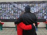 Москвичи во время траурной акции в память о погибших при захвате заложников в Театральном центре на Дубровке Москвичи во время траурной акции в память о погибших при захвате заложников в Театральном центре на Дубровке