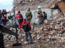 Сотрудники МЧС РФ у разрушенного в результате взрыва дома в поселке Корфовский в Хабаровском крае Сотрудники МЧС РФ у разрушенного в результате взрыва дома в поселке Корфовский в Хабаровском крае