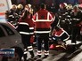 Сотрудники скорой помощи на месте происшествия в Бухаресте Сотрудники скорой помощи на месте происшествия в Бухаресте