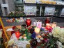 Цветы и свечи у входа в аэропорт "Пулково" Цветы и свечи у входа в аэропорт "Пулково"