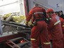 Сотрудники медицинской службы на месте происшествия в Бухаресте Сотрудники медицинской службы на месте происшествия в Бухаресте