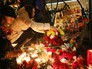 Жители Санкт-Петербурга возлагают цветы и зажигают свечи на Дворцовой площади в память о жертвах авиакатастрофы российского авиалайнера в Египте Жители Санкт-Петербурга возлагают цветы и зажигают свечи на Дворцовой площади в память о жертвах авиакатастрофы российского авиалайнера в Египте