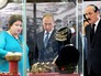Президент России Владимир Путин и глава республики Дагестан Рамазан Абдулатипов во время осмотра выставки "Дербент, Дагестан, Россия" Президент России Владимир Путин и глава республики Дагестан Рамазан Абдулатипов во время осмотра выставки "Дербент, Дагестан, Россия"