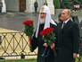 Президент России Владимир Путин и патриарх Московский и всея Руси Кирилл возлогают цветы к памятнику Минину и Пожарскому на Красной площади Президент России Владимир Путин и патриарх Московский и всея Руси Кирилл возлогают цветы к памятнику Минину и Пожарскому на Красной площади