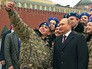 Президент России Владимир Путин фотографируется с курсантами Президент России Владимир Путин фотографируется с курсантами