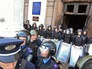 Сотрудники милиции у здания Дома профсоюзов в Одессе Сотрудники милиции у здания Дома профсоюзов в Одессе