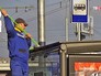 Коммунальщик чистит автобусную остановку Коммунальщик чистит автобусную остановку