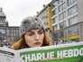 Девушка читает Charlie Hebdo Девушка читает Charlie Hebdo