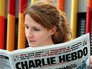 Девушка читает Charlie Hebdo Девушка читает Charlie Hebdo