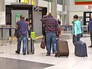 Пассажиры в аэропорту Пассажиры в аэропорту