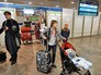 Пассажиры, покидающие зону таможенного контроля в аэропорту "Шереметьево" в Москве Пассажиры, покидающие зону таможенного контроля в аэропорту "Шереметьево" в Москве